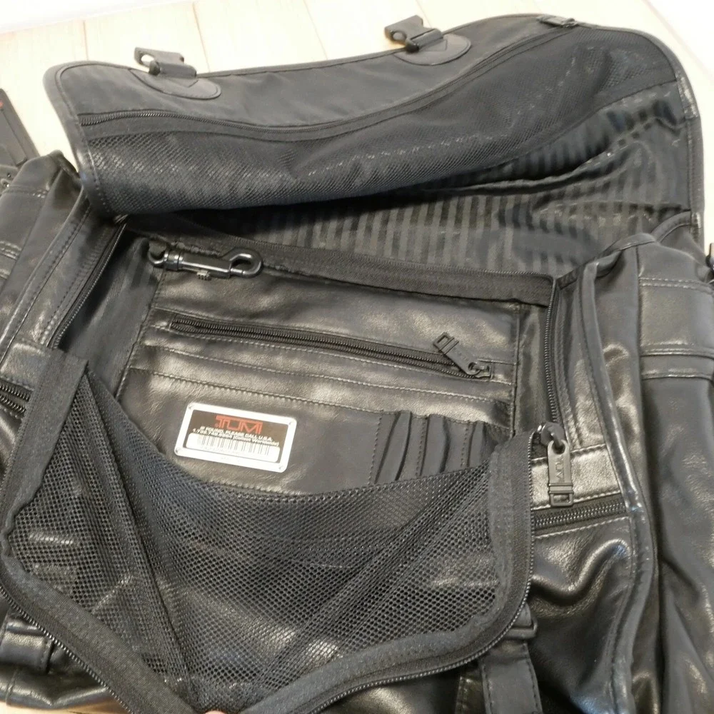 Tumi Deluxe‎ Expandable Messenger Bag Nappa Leather